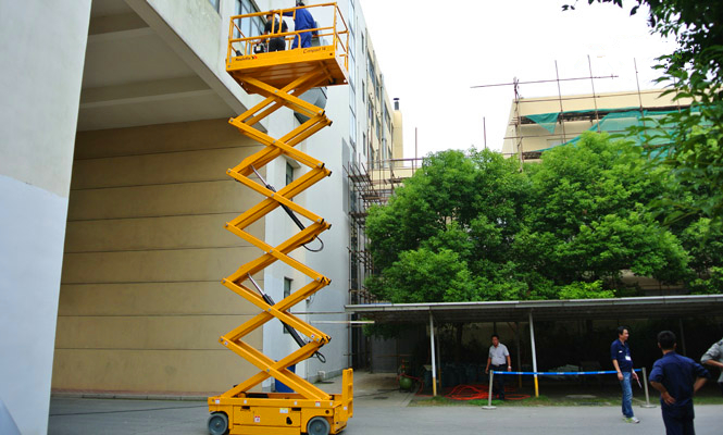 曲臂式高空作業(yè)平臺和直臂式高空作業(yè)平臺如何選擇